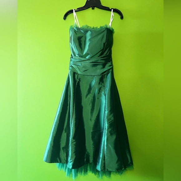 B2 Green gown size 12 formal wear - Picture 2 of 4